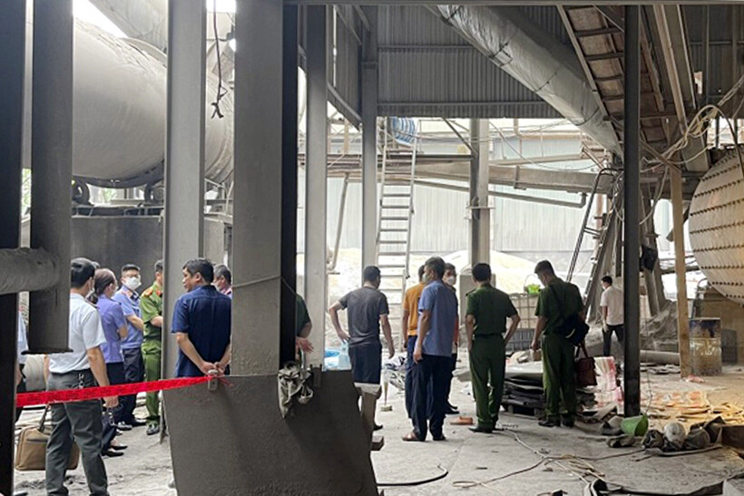 Các cơ quan chức năng đang khám nghiệm hiện trường. Ảnh: VietNamnet.