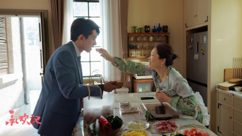 Lưu Uyển Ngọc dành nhiều sự quan tâm cho con trai hơn. Ảnh: Weibo