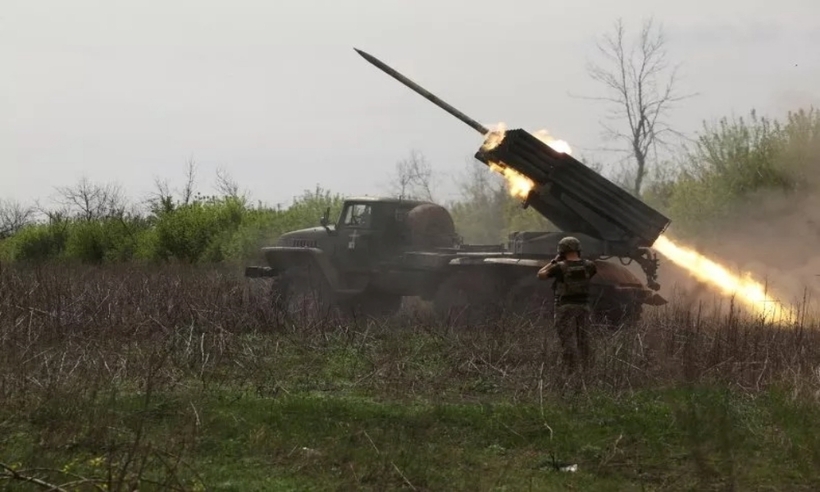 Pháo thủ Ukraine triển khai tấn công ở gần thị trấn Kupyansk (Kharkov) hôm 18/4. Ảnh minh họa: Newsweek