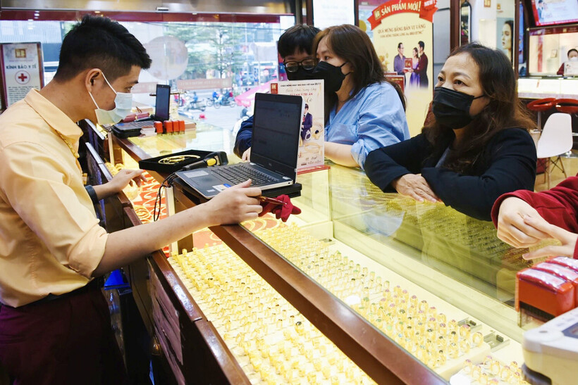 Người dân chen chân mua vàng nhẫn trong ngày NHNN đấu thầu vàng miếng. Ảnh: VietNamnet.