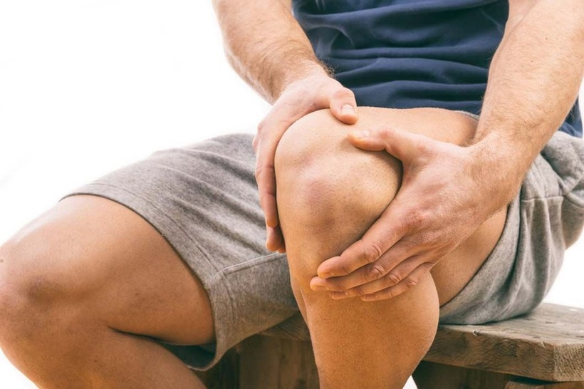 Ngồi bắt chéo chân, xương bánh chè sẽ cọ xát với các xương khác, gây đau vùng trước khớp gối. Ảnh minh họa