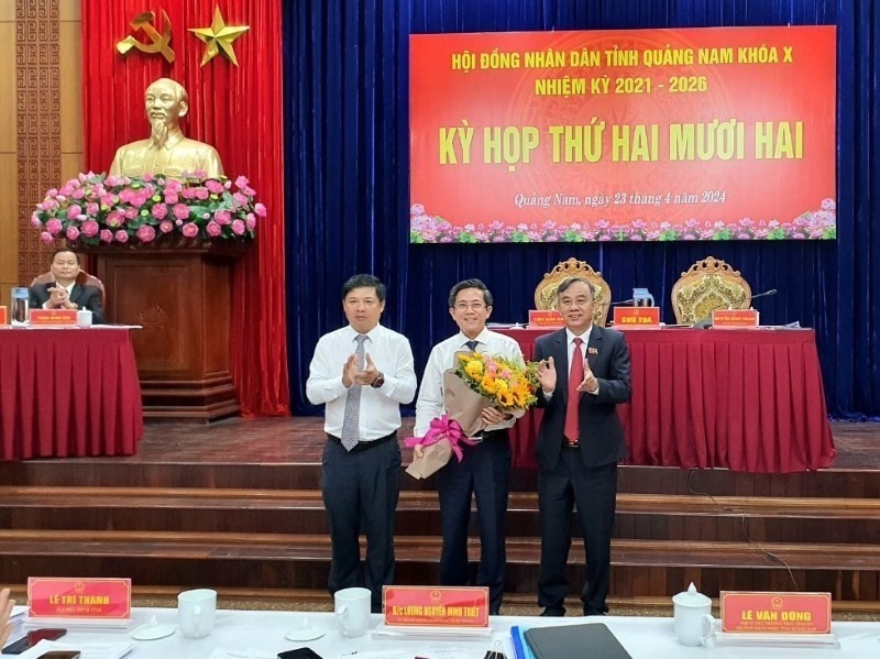 Lãnh đạo Tỉnh ủy và HĐND tỉnh Quảng Nam tặng hoa chúc mừng tân Phó Chủ tịch UBND tỉnh Trần Nam Hưng. Ảnh: Lao Động