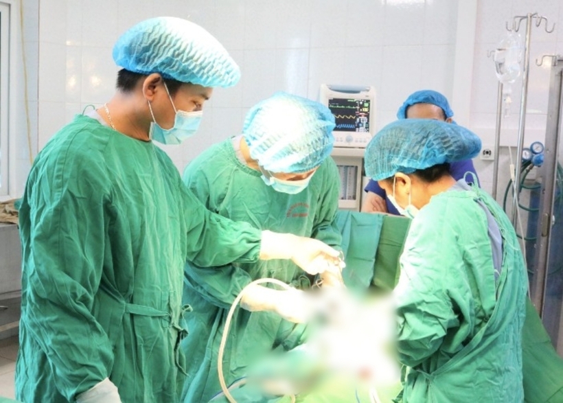 Các bác sĩ tiến hành phẫu thuật cho bệnh nhân. Ảnh: VietNamNet