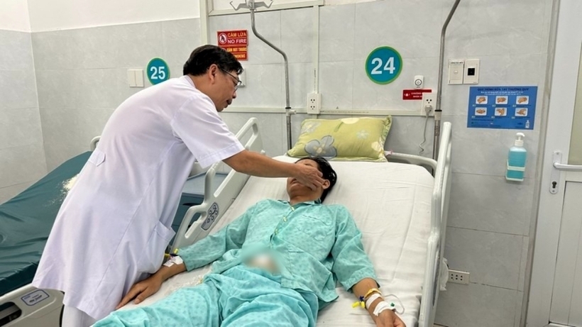 Bác sĩ CKII Hồ Khánh Đức thăm khám và tư vấn cho người bệnh trước khi xuất viện. Ảnh: Giáo Dục và Thời Đại