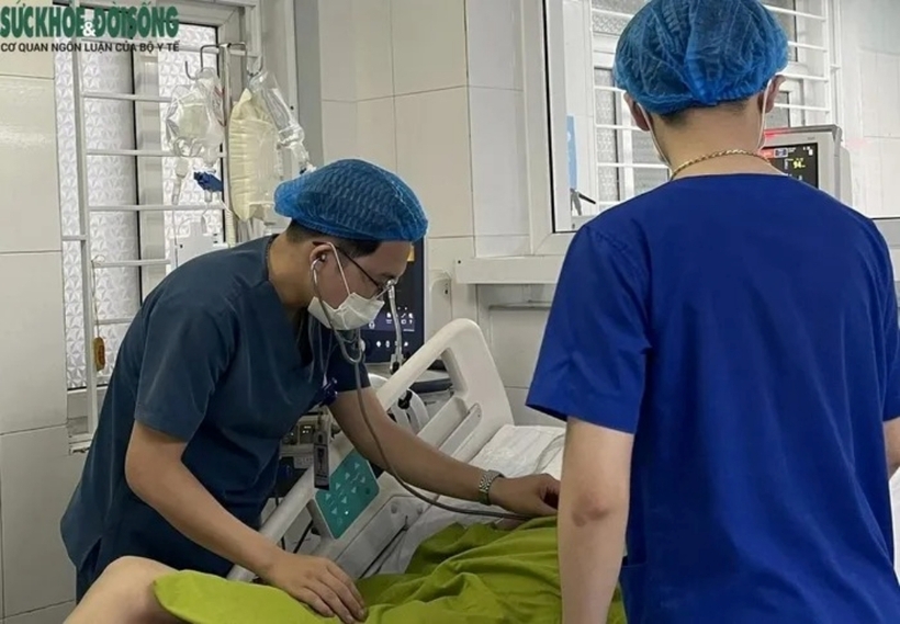 Nam sinh vẫn hôn mê, thở hoàn toàn theo máy. Ảnh: Sức Khỏe & Đời Sống