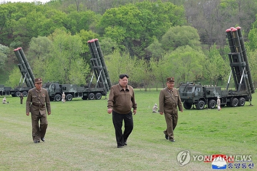 Chủ tịch Triều Tiên Kim Jong Un chỉ đạo cuộc diễn tập mô phỏng kịch bản phản công hạt nhân hôm 22/4. Ảnh: Yonhap