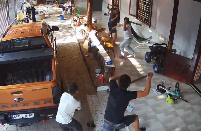 Hình ảnh nhóm côn đồ tấn công, truy sát. (Ảnh: Người lao động)