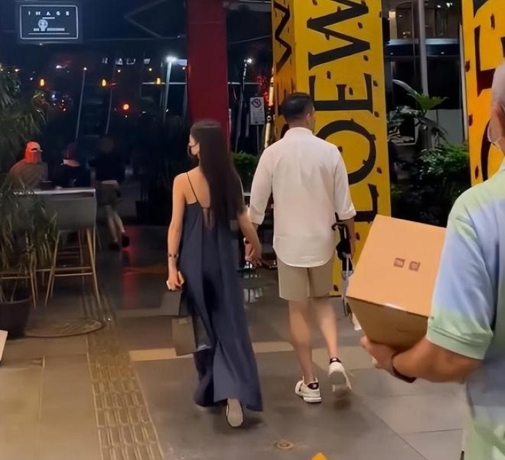 Uông Tiểu Phi đưa Mandy đi mua sắm.