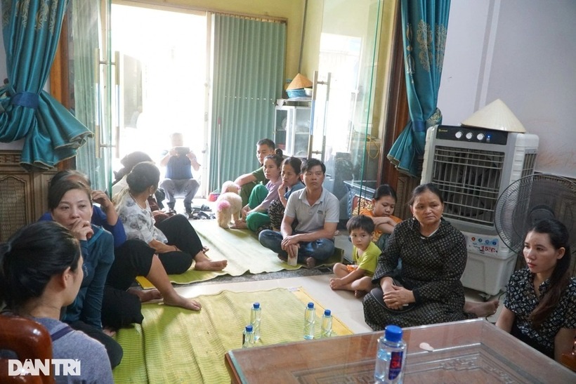 Đông đảo người dân đến thăm hỏi, nghe ngóng tin tức về các thuyền viên bị nạn. Ảnh: Dân Trí