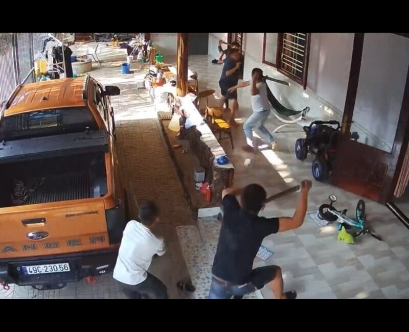 Nhóm giang hồ xông vào nhà tấn công 2 nạn nhân. Ảnh: Người Lao Động