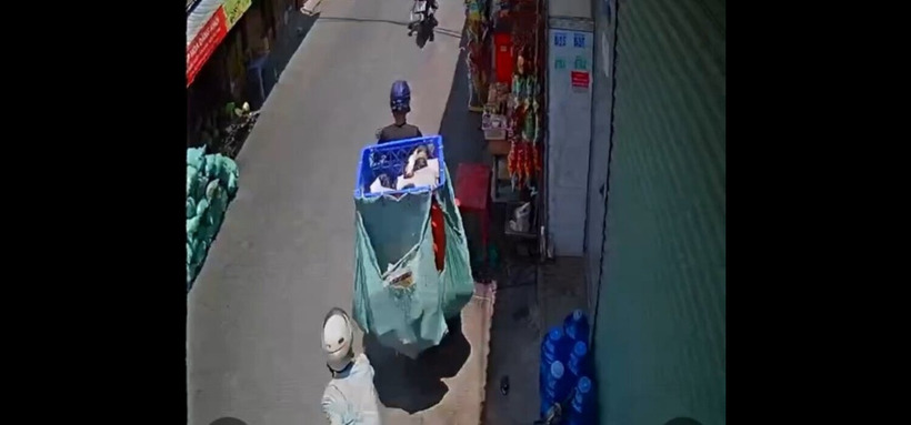 Camera ghi lại cảnh chiếc xe máy bị trộm trong vòng 12 giây. Ảnh: Thanh Niên