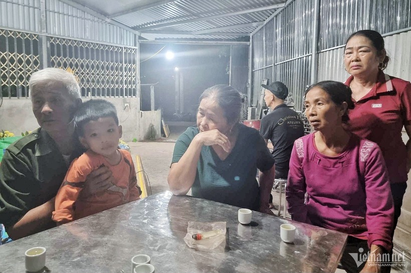 Ông Nguyễn Danh Dũng (ngoài cùng bên trái) và bà Nguyễn Thị Hải (thứ 3 từ trái sang). Ảnh: VietNamNet