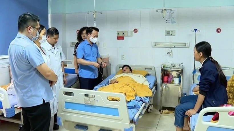 Bí thư Tỉnh ủy Yên Bái Đỗ Đức Duy thăm các nạn nhân bị thương. Ảnh: VTC News