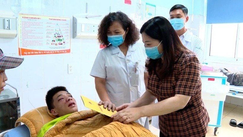 Bà Vũ Thị Hiền Hạnh, Phó Chủ tịch UBND tỉnh đã đến Bệnh viện Đa khoa tỉnh Yên Bái thăm hỏi, động viên các nạn nhân bị thương. Ảnh: PLO