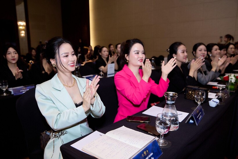 CTHĐQT Sglobal Group bà Nguyễn Thị Lành ( vest trắng ) , phó chủ tịch Sglobal Group bà Nguyễn Thị Dịu ( vest hồng )