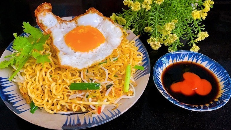Mì xào trứng là món ăn sáng đơn giản, nhanh gọn nhưng vẫn đầy đủ dinh dưỡng