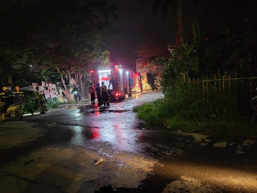 Công an huyện Thanh Trì nhanh chóng điều động phương tiện, cán bộ, chiến sĩ đến hiện trường làm nhiệm vụ. Ảnh: Báo Tin tức - TTXVN.