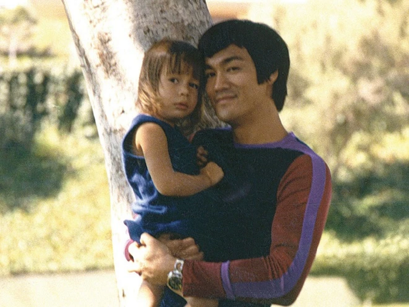 Shannon Lee trong vòng tay cha Bruce Lee (Lý Tiểu Long). Nguồn: magazinec.