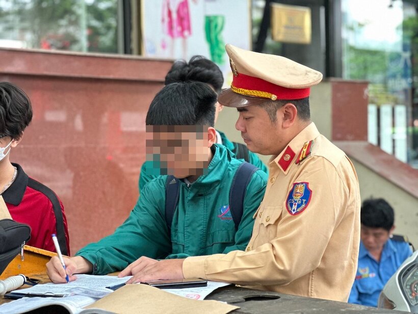 Đội CSGT đường bộ số 6, phòng CSGT Công an TP.Hà Nội tăng cường xử lý các trường hợp học sinh, sinh viên vi phạm TTATGT