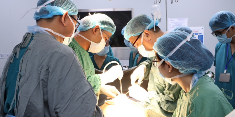 Các bác sĩ Bệnh viện Ung bướu TP.HCM đang tiến hành ca mổ. Ảnh: VietNamNet