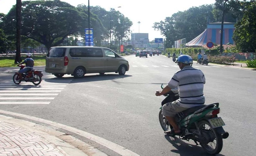 Việc bật xi nhan khi đi vào đoạn đường cong là một thói quen tốt giúp tăng tính an toàn và thể hiện sự văn hóa giao thông. (Ảnh minh họa)