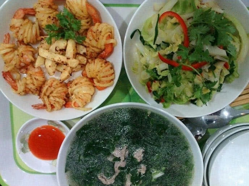Một bữa cơm trong thực đơn 30.000 đồng/ngày. Ảnh minh họa
