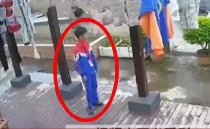 Hình ảnh cậu bé trong video giám sát trên sân thượng. Ảnh chụp màn hình video