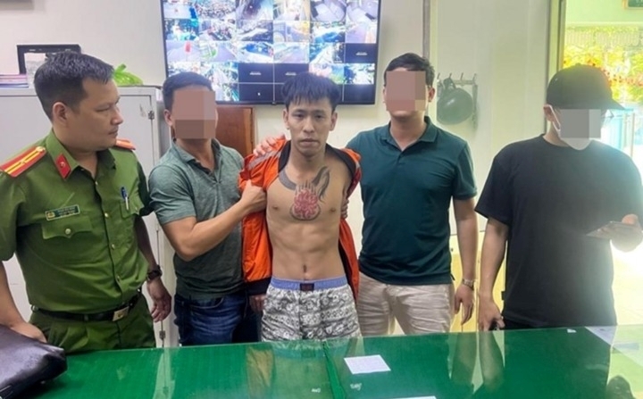 Đối tượng Lê Đình Hải khi bị lực lượng công an bắt giữ. Ảnh: VTC News