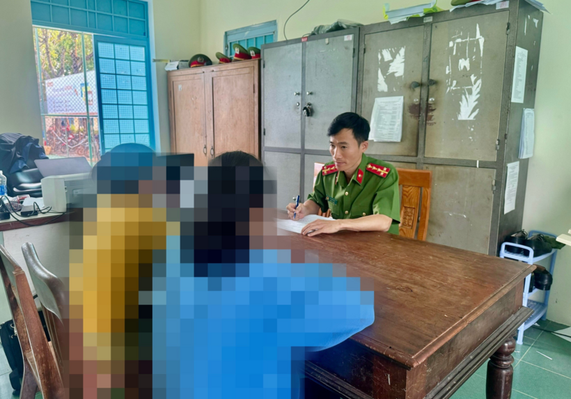 Nạn nhân và gia đình trình báo sự việc tại Cơ quan điều tra. Ảnh: CACC.