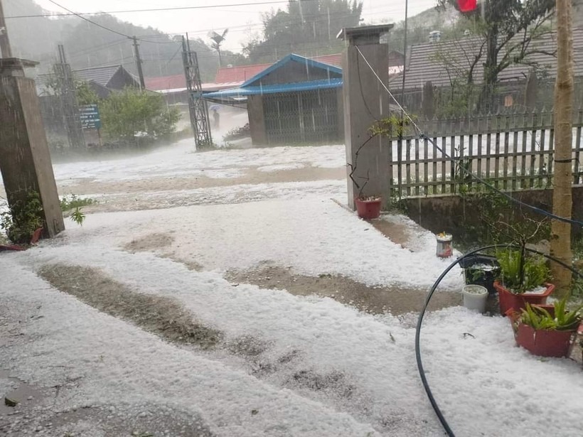 Mưa đá phủ trắng như tuyết trước nhà của người dân. Ảnh: Giáo dục thủ đô