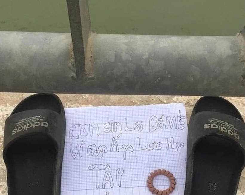 Nhóm học sinh để lại tờ giấy nhắn xin lỗi bố mẹ và đôi dép để trên cầu. Ảnh: Báo An ninh Thủ đô.