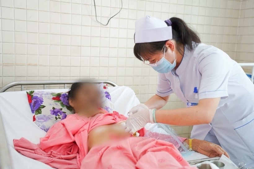Bác sĩ thăm khám cho bệnh nhân. Ảnh: Giáo Dục và Thời Đại