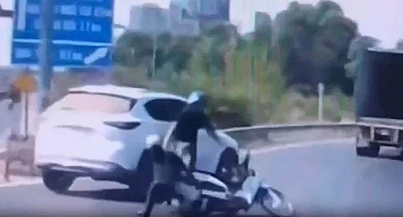 Hình ảnh chiếc ô tô rẽ phải gấp gây va chạm với xe máy nhưng không dừng lại. (Ảnh: Pháp luật TP.HCM)