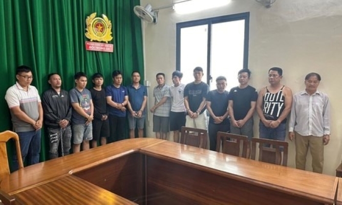 Các đối tượng được đưa về trụ sở công an để làm rõ. Ảnh: Công an TP.HCM