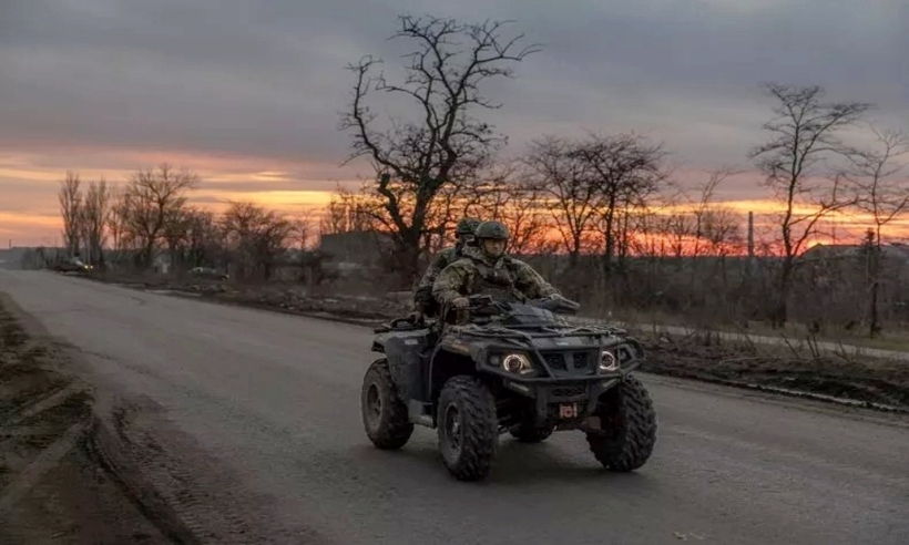 Binh sĩ Ukraine di chuyển bằng xe địa hình trên con đường dẫn đến thị trấn Chasiv Yar thuộc vùng Donetsk hôm 30/3. Ảnh minh họa: Getty Images/ Newsweek