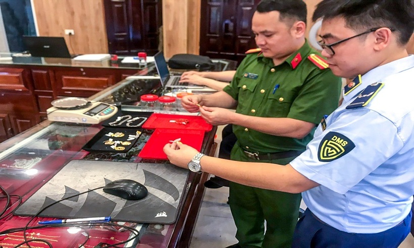 Lực lượng chức năng kiểm tra tại Công ty TNHH vàng bạc Thanh Bình, thị trấn Thổ Tang, huyện Vĩnh Tường.