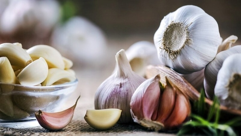 Tỏi có đặc tính lợi tiểu giúp giữ thận khỏe mạnh và hỗ trợ cơ quan này hoạt động bình thường. Ảnh minh họa