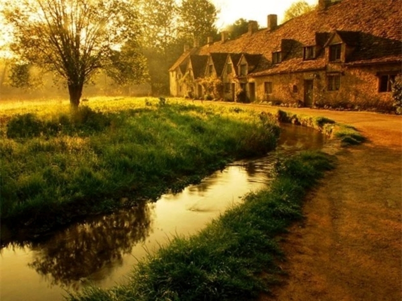 Đến với Bibury, du khách có thể nghỉ ngơi trong hai khách sạn nằm ngay bên trong ngôi làng với kiến trúc độc đáo, cũng được xây bằng đá và có bề dày lịch sử kéo dài hàng trăm năm.