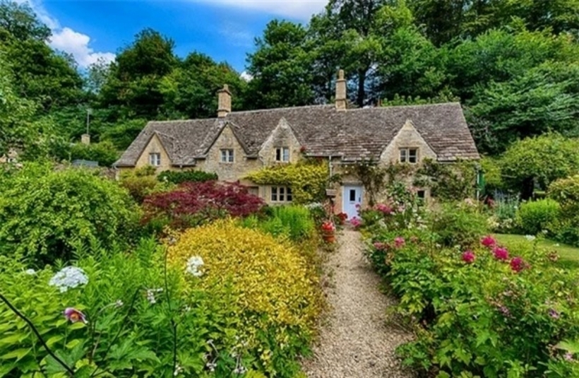 Nhiều du khách chia sẻ khi đến Bibury, họ thực sự ngỡ ngàng và cảm thấy như đang lạc bước vào một ngôi làng nào đó trong tác phẩm văn học Anh kinh điển họ từng được học hay được đọc thời thơ ấu.