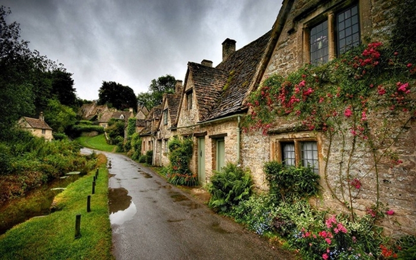 Du khách có 2 cách di chuyển chính đến làng Bibury là đi xe buýt hoặc đi tàu. Tùy theo lịch trình, sở thích và kế hoạch chi tiêu, du khách có thể chọn cách di chuyển hợp lý nhất.