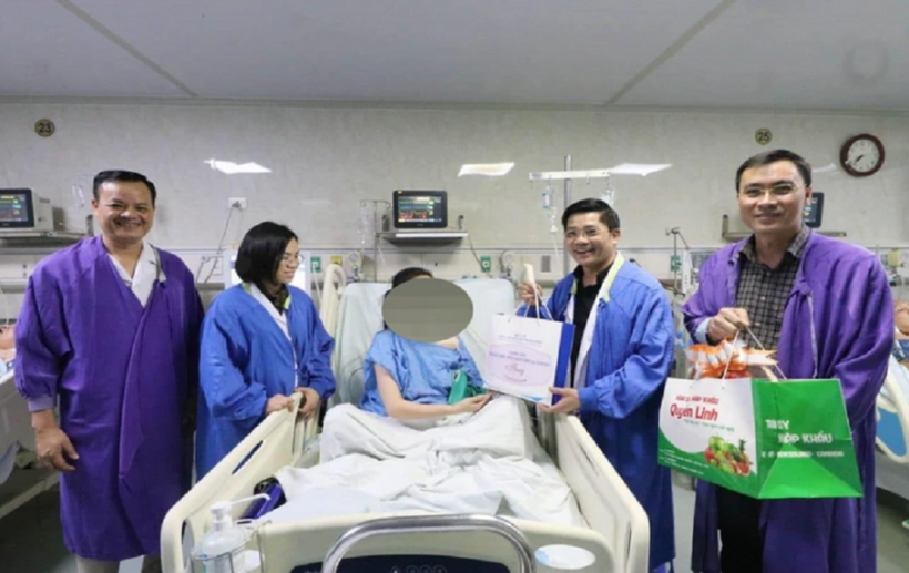 Ban Giám đốc Bệnh viện Phụ sản Trung ương thăm hỏi bệnh nhân. Ảnh: Báo Nhân dân