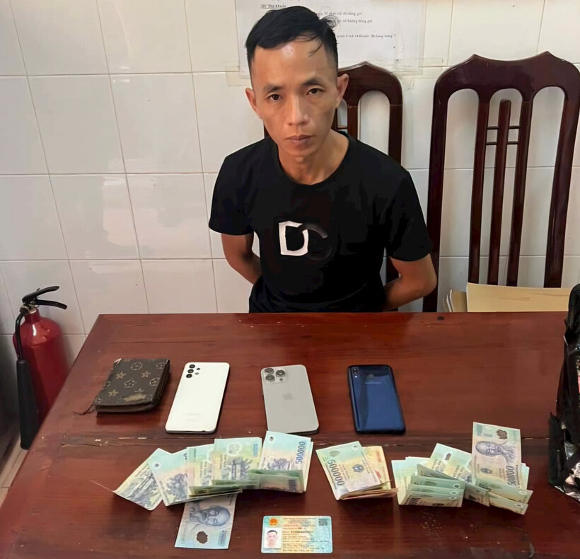 Đối tượng Thành cùng tang vật. (Ảnh: Công an)