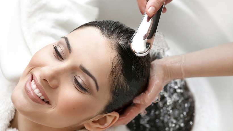 Kết hợp muối trắng và dầu gội khi gội đầu.