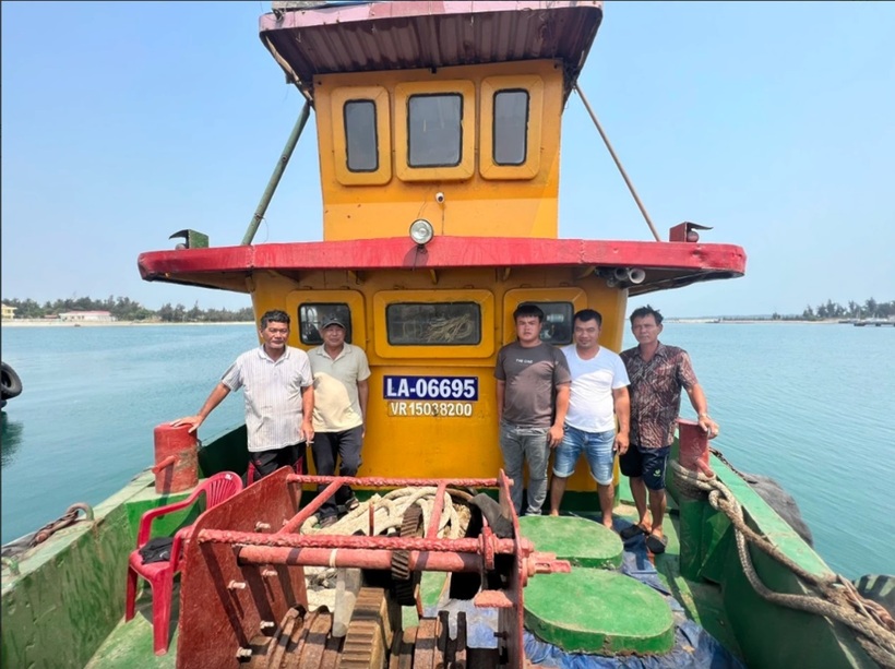 Các thuyền viên chụp hình trên tàu trước khi xuất bến ở cảng Kỳ Hà (Quảng Nam). Ảnh: Báo Người lao động.