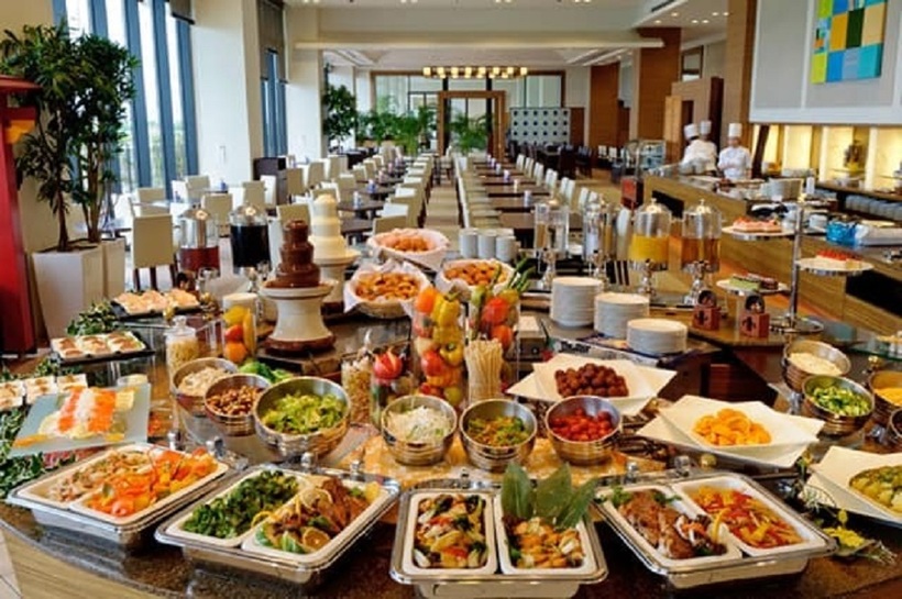 Hầu hết các khách sạn đều có quy định không cho phép khách mang đồ ăn thừa trong buffet sáng về phòng. Ảnh minh họa