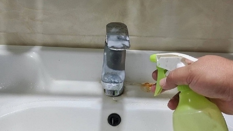 Hỗn hợp kem đánh răng và nước vo gạo có tác dụng tẩy rửa hiệu quả.