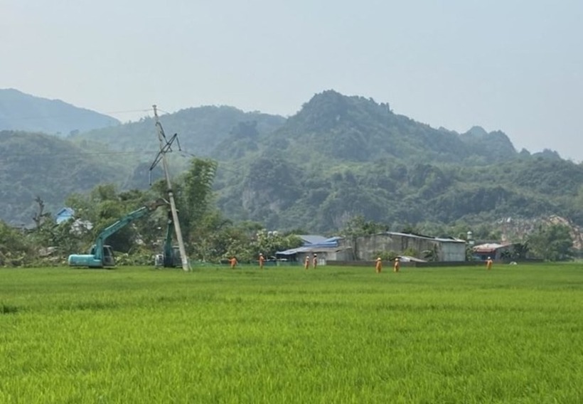 Dông lốc, mưa đá những ngày qua ở Sơn La làm 1 người chết, gần 5.000 ngôi nhà bị hư hỏng. Ảnh: Lao Động
