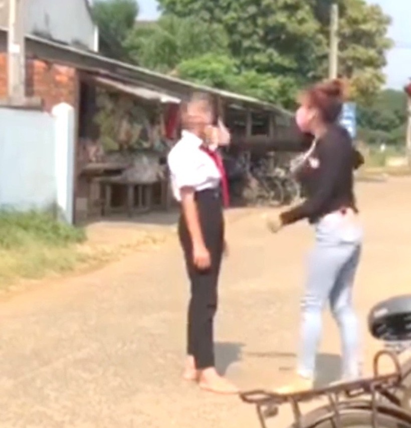 Người phụ nữ đã tát nhiều cái vào mặt của nữ sinh T.N.V. (học sinh lớp 7 Trường THCS Đinh Tiên Hoàng, xã Sơn Thành Đông, huyện Tây Hòa, tỉnh Phú Yên). Ảnh: Tuổi Trẻ