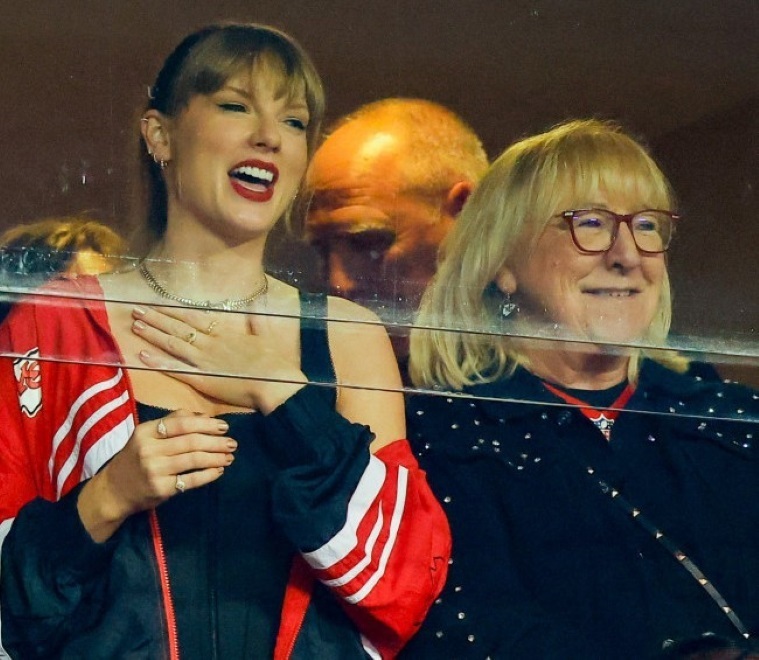 Taylor Swift và bà Donna Kelce, mẹ ngôi sao bóng bầu dục Travis Kelce.