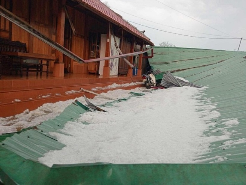Mưa đá khiến nhiều ngôi nhà bị hư hỏng. Ảnh: Tiền Phong